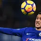 Gelandang Chelsea, Eden Hazard mengontrol bola saat menjamu West Bromwich Albion pada laga pekan ke-27 Premier League di Stamford Bridge, Selasa (13/2). Hazard menjadi bintang lapangan setelah mencetak dua dari tiga gol pada laga tersebut. (Glyn KIRK/AFP)