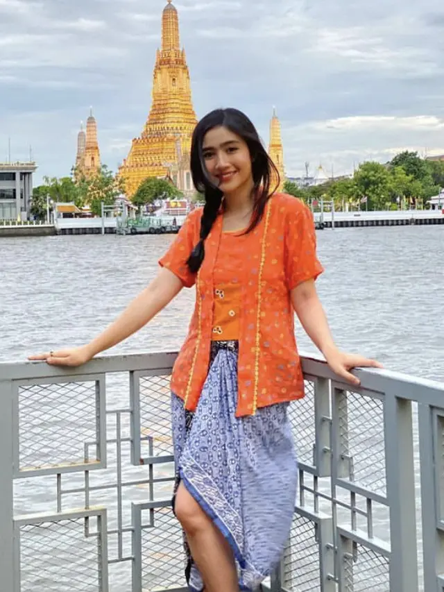 Febby Rastanty saat Memadukan Pakain Sehari-hari dengan Batik dan Kebaya