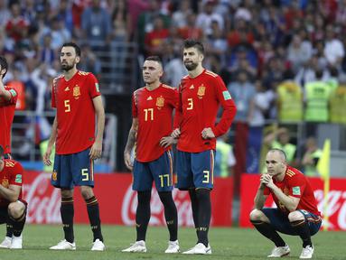 Tatapan kosong pemain Spanyol setelah kalah dari Rusia pada laga 16 besar Piala Dunia 2018 di Luzhniki Stadium, Moskow, Rusia, (1/7/2018). Spanyol kalah adu penalti 3-4. (AP /Manu Fernandez)