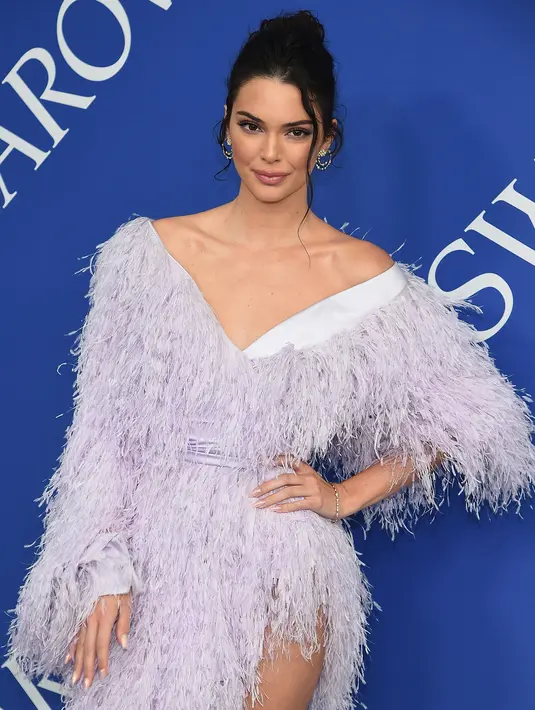 Model Kendall Jenner berpose saat menghadiri CFDA Fashion Awards 2018 di Museum Brooklyn di New York City, AS (4/6). Model 22 tahun ini tampil cantik dengan balutan gaun cocktail pink berbulu dan rambut berponi. (AFP Photo/Dimitrios Kambouris)