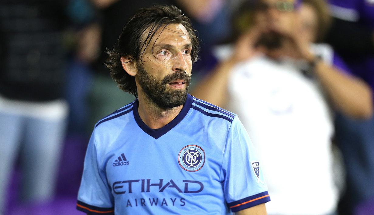 Andrea Pirlo. Eks gelandang Juventus berusia 43 tahun ini gagal menampilkan permainan terbaiknya saat berlaga di MLS selama 3 tahun bersama New York City FC pada 2015 hingga 2017. Pelatih yang kini membesut Karagumruk, klub di Super Liga Turki ini mengaku kesulitan beradaptasi dengan kultur sepak bola di Amerika Serikat hingga hanya mampu mencetak 1 gol dan 18 assist dalam total 62 laga bersama New York City FC. (AFP/Getty Images/Alex Menendez)