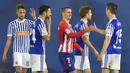 Striker Atletico Madrid, Antoine Griezmann, bersalaman dengan para pemain Real Sociedad pada laga La Liga di Stadion Municipal de Anoeta, Kamis (19/4/2018). Real Sociedad menang 3-0 atas Atletico Madrid. (AFP/Ander Gillenea)
