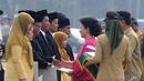Menteri Kesehatan Nila F Moeloek memberikan penghargaan ke sejumlah pegawai Kementerian Kesehatan yang berprestasi saat Upacara Peringatan Hari Kesehatan Nasional ke-50, Jakarta, Rabu (12/11/14) (Liputan6.com/Herman Zakharia)