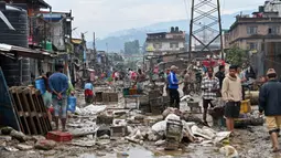 Ribuan rumah yang terletak di dekat sungai telah terendam banjir dan sebagian besar jalan raya telah diblokir. (PRAKASH MATHEMA/AFP)