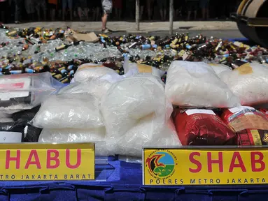 Sejumlah shabu saat pemusnahan barang bukti di Polsek Palmerah, Jakarta, Rabu (23/12). Barang bukti yang dimusnahkan yaitu 38,8 kg ganja, 19,9 kg shabu, 7.477 butir ekstasi, 519 psikotropika H-5 dan 5.400 botol miras. (Liputan6.com/Gempur M Surya)