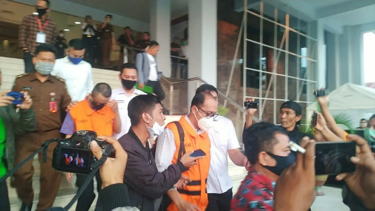Tersangka korupsi pengadaan komputer di Dinas Pendidikan Riau ketika digiring ke mobil tahanan.