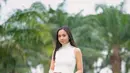 Memakai turtle neck tanpa lengan berwarna putih dan dipadukan celana cokelat, gaya dara 18 tahun ini terlihat menawan. Ia juga memilih menggunakan sepatu berwarna coklat serta membiarkan rambutnya tergerai. (Liputan6.com/IG/@lyodraofficial)
