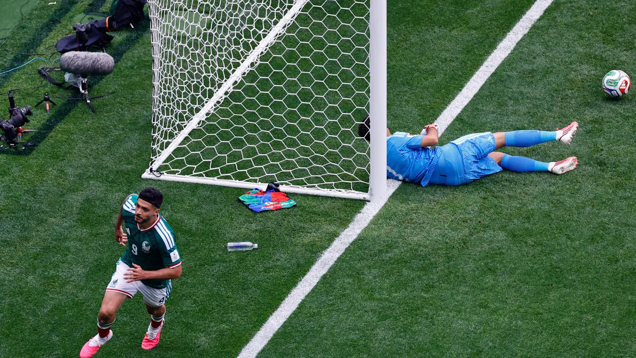Pemain Meksiko Raul Jimenez mencetak gol ke gawang Afsel di laga pembuka Piala Dunia 2026