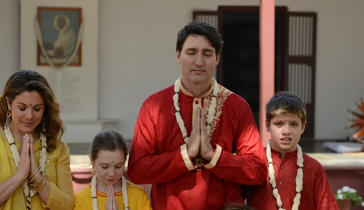 Perdana Menteri Kanada Justin Trudeau bersama keluarganya berfoto mengenakan pakaian khas India saat mengunjungi Gandhi Ashram di Ahmedabad, India (19/2). (AFP Photo/Sam Panthaky)