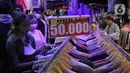 Para calon pembeli memilih pakaian impor bekas di Pasar Senen, Jakarta, Kamis (9/3/2023). Menteri Perdagangan Zulkifli Hasan mengatakan pemerintah tidak melarang bisnis baju bekas, tetapi impor baju bekas yang jadi produk bisnis thrifting jelas dilarang. (Liputan6.com/Faizal Fanani)