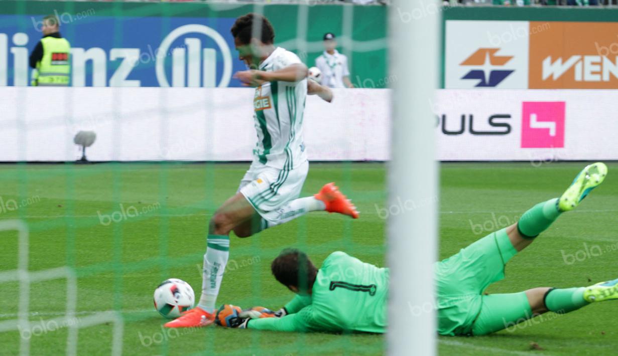 Striker Rapid Vienna berhasil mengecoh kiper Chelsea, Asmir Bergovic, dan membuat timnya unggul 1-0 di babak pertama. (Bola.com/Reza Khomaini)