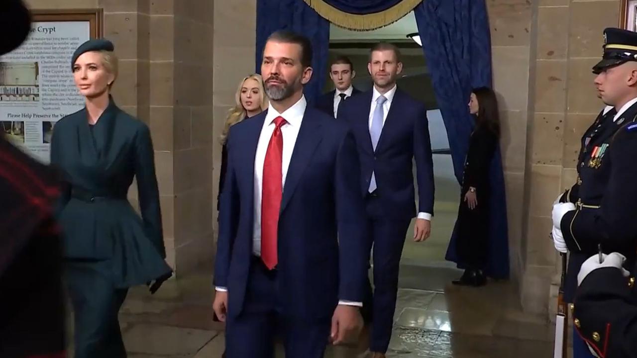 Kelima anak Donald Trump mendampingi ayah mereka di hari pelantikannya sebagai presiden ke-47 Amerika Serikat pada Senin (20/1/2025). (Tangkapan layar)