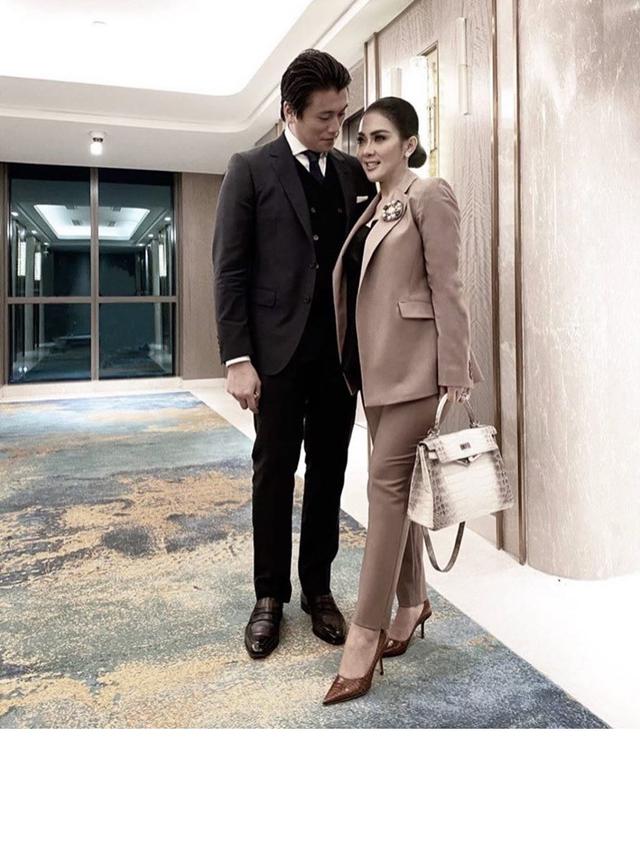 Berharap Segera dapat Momongan, Ini 7 Potret Mesra Syahrini dan Reino Barack