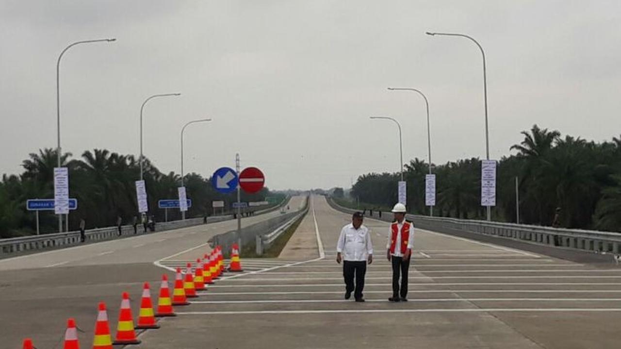 Presiden RI Joko Widodo meresmikan pengoperasian jalan tol Medan-Kualanamu-Tebing Tinggi seksi 2-6 sepanjang 41,65 kilometer (km). (Ilyas/Liputan6.com)