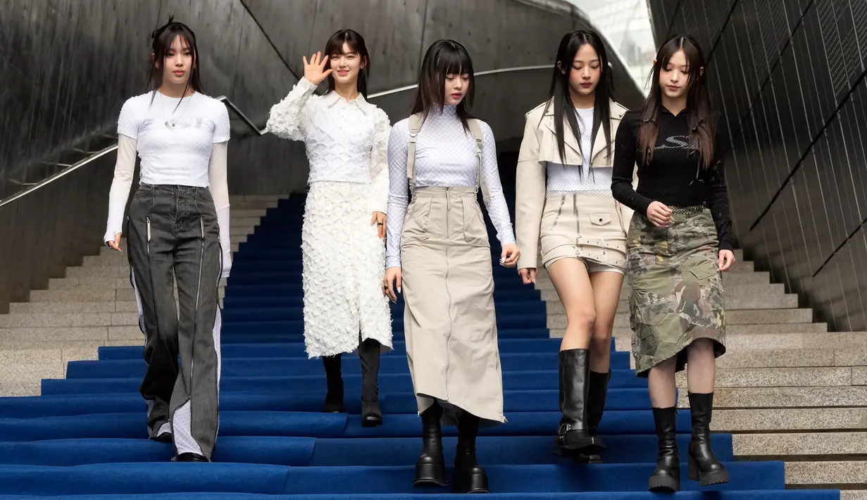 Anggota grup K-Pop Korea Selatan NewJeans menghadiri Seoul Fashion Week di Dongdaemun Design Plaza, Seoul, Korea Selatan, Rabu (15/3/2023). NewJeans telah ditunjuk sebagai duta acara ini. (AP Photo/Ahn Young-joon)