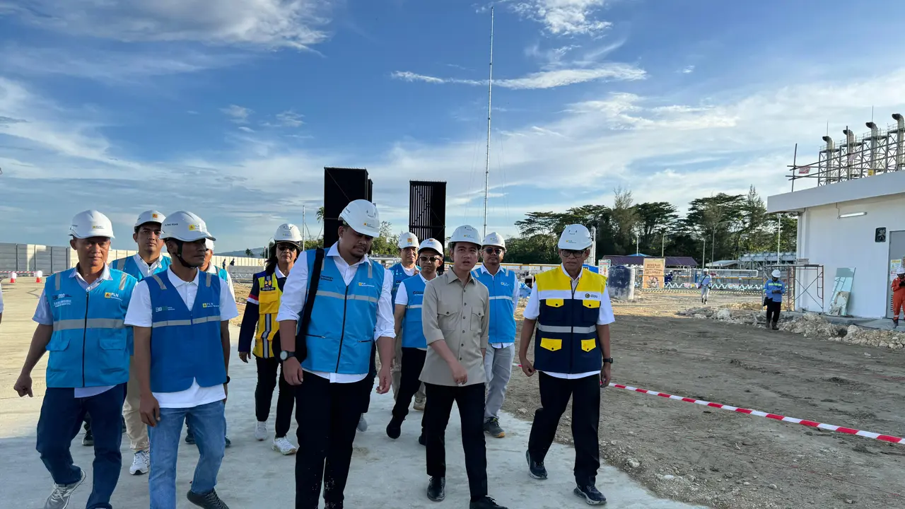 Wakil Presiden (Wapres) Gibran Rakabuming Raka cek kesiapan Pembangkit Listrik Tenaga Mesin Gas (PLTMG) Gunungsitoli di Nias, Sumatera Utara bersama Wakil Menteri Energi dan Sumber Daya Mineral (ESDM), Yuliot Tanjung. (Foto: Kementerian ESDM)