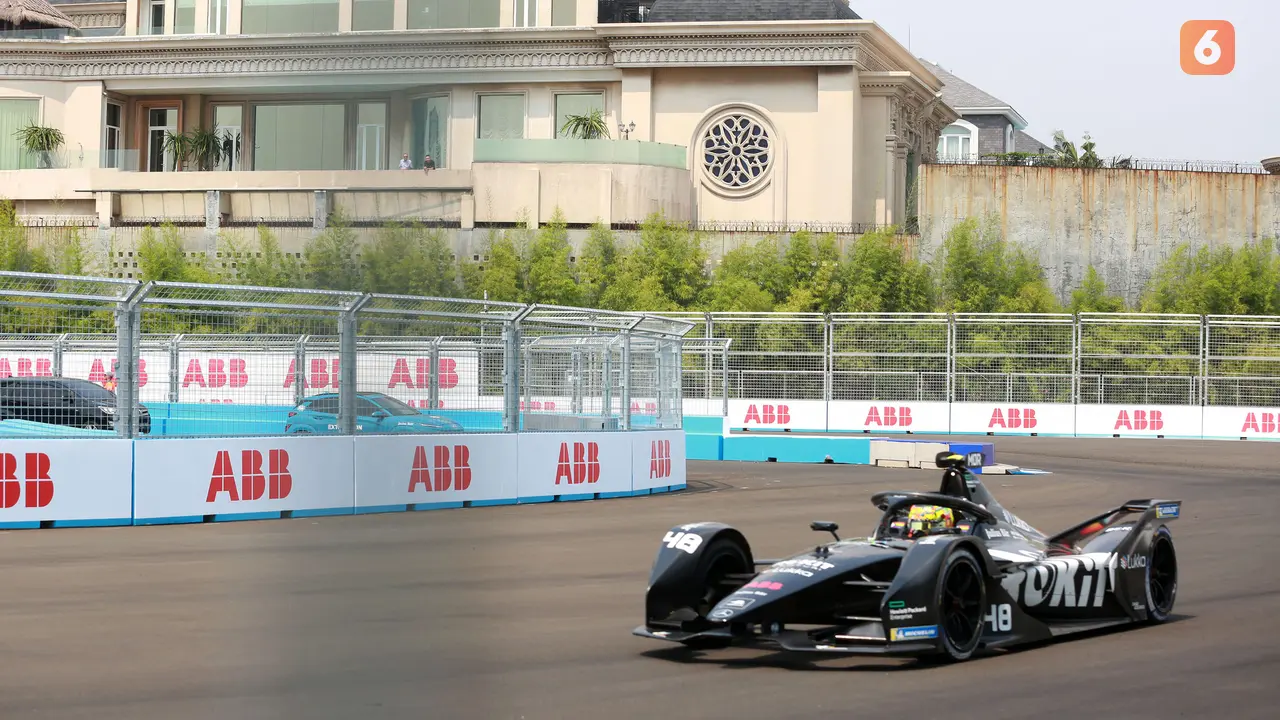 Foto: Tak Bisa Nonton Langsung Formula E Jakarta 2022 ke Sirkuit, dari Balkon Rumah pun Jadi, Gratis Pula