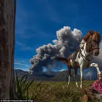 Warga suku Tengger di kawasan Bromo. (Rarindra Prakarsa/Barcroft Images)