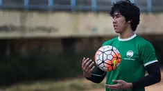 Ryuji Utomo bersiap mengikuti latihan bersama Munial Sports Group di Stadion Lebak Bulus, Jakarta. Ryuji merupakan talenta muda dari Indonesia yang bergabung dengan klub Al Najma, Bahrain. (Bola.com/Vitalis Yogi Trisna)
