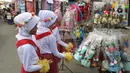 Sejumlah anak melihat mainan ondel-ondel saat mengunjungi Festival Tugu Pancoran di Jakarta, Minggu (1/12/2019). Di festival ini diadakan senam, bazar, panggung hiburan, pentas seni budaya, lomba qosidah, lomba mewarnai dan lomba tarian daerah. (Liputan6.com/Herman Zakharia)