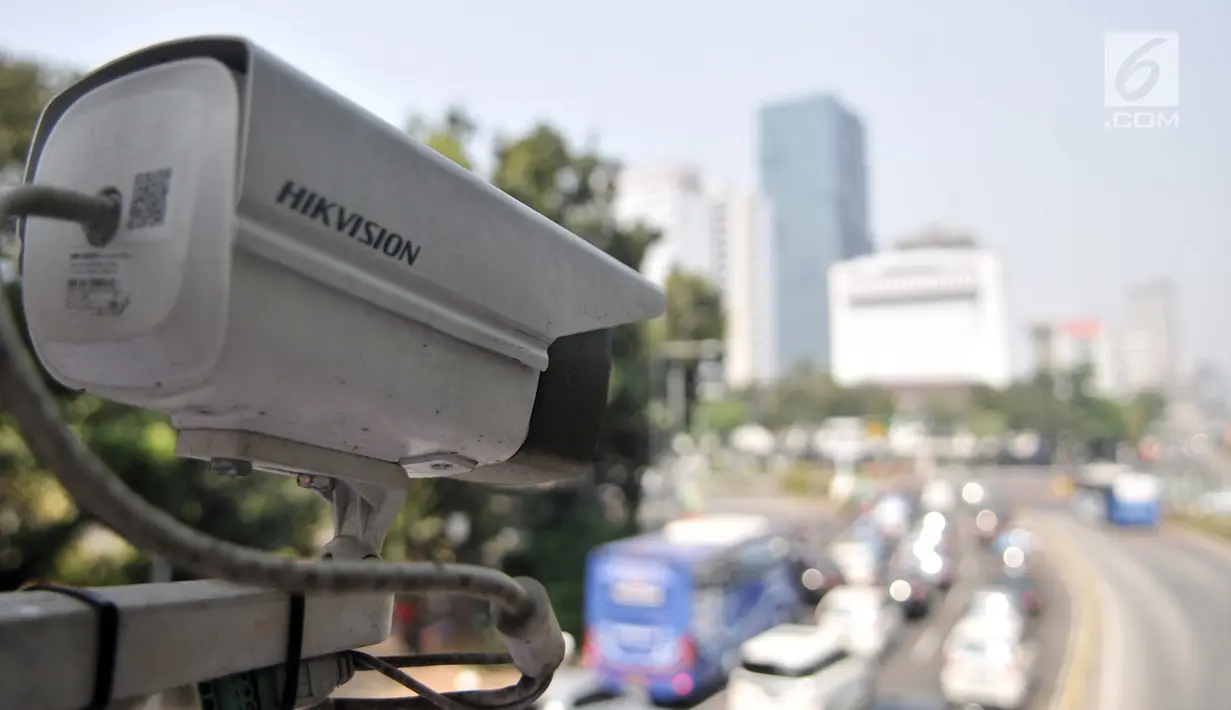 CCTV sistem Electronic Traffic Law Enforcement (ETLE) terpasang di JPO Jalan Medan Merdeka Barat, Jakarta, Senin (1/7/2019). Dengan adanya CCTV ini, pelanggaran lalu lintas diharapkan dapat turun. (merdeka.com/Iqbal Nugroho)