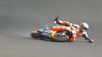 Insiden terjatuhnya Marc Marquez pada sesi latihan bebas pertama MotoGP Argentina 2017. (Twitter/Crash)