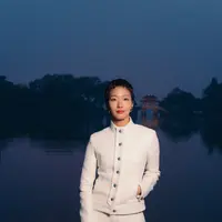 Aktris Kim Go Eun juga tampak menawan dalam setelan tweed berwarna putih. Penampilannya memancarkan kesan bersih dan elegan, sesuai dengan karakter yang sering ia perankan di layar kaca. Busana yang dipilih Kim Go Eun berhasil menciptakan tampilan yang anggun dan modern. [Dok/Chanel].