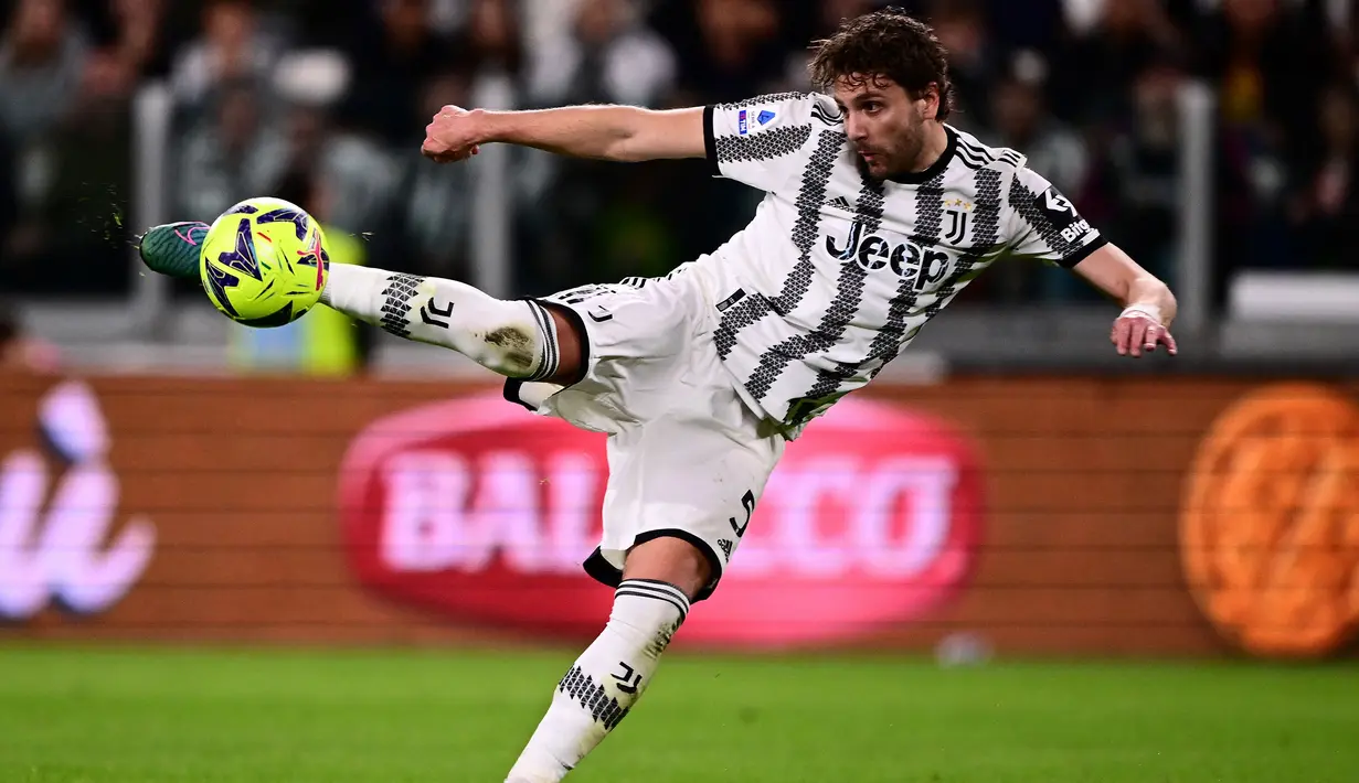 Gelandang Juventus, Manuel Locatelli melepaskan tendangan ke gawang Verona pada laga Liga Italia 2022/2023 di Juventus Stadium, Turin (1/4/2023). Manuel Locatelli rencananya akan dipermanenkan Juventus pada awal musim 2023/2024 setelah sempat berstatus pinjaman dari Sassuolo sejak awal musim 2021/2022. Chelsea dikabarkan berminat mendatangkannya musim depan untuk diduetkan dengan Enzo Fernandez. (AFP/Marco Bertorello)