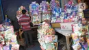 Pedagang menata dagangan di salah satu pusat penjualan parsel di kawasan Cikini, Jakarta, Rabu (13/5/2020). Selama bulan Ramadan, para pedagang mengaku omzet penjualan parsel turun hingga 90 persen dibandingkan tahun lalu akibat adanya pandemi virus corona COVID-19. (Liputan6.com/Immanuel Antonius)