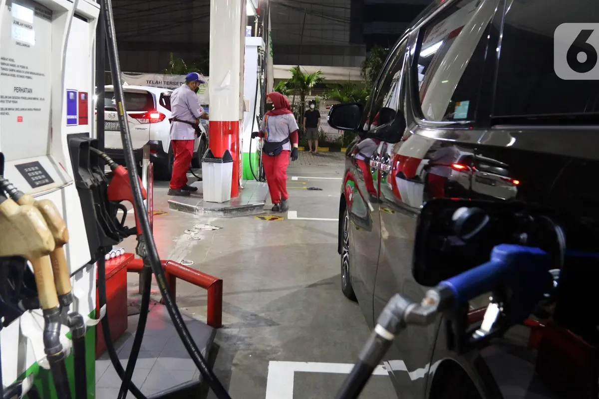 FOTO: Antrean Kendaraan di SPBU Jelang Kenaikan Harga Pertamax