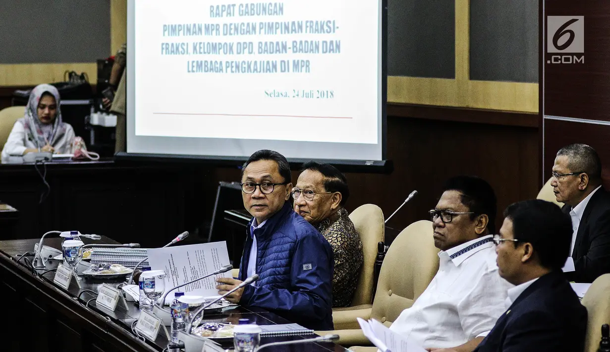 Ketua MPR Zulkifli Hasan (dua kiri) bersama Wakil Ketua MPR Oesman Sapta Odang (dua kanan), Ahmad Basarah (kanan), dan Mangindaan (kiri) saat Rapat Gabungan di Jakarta, Selasa (24/7). Sidang menyampaikan Nota Keuangan RAPBN 2019. (Liputan6.com/JohanTallo)