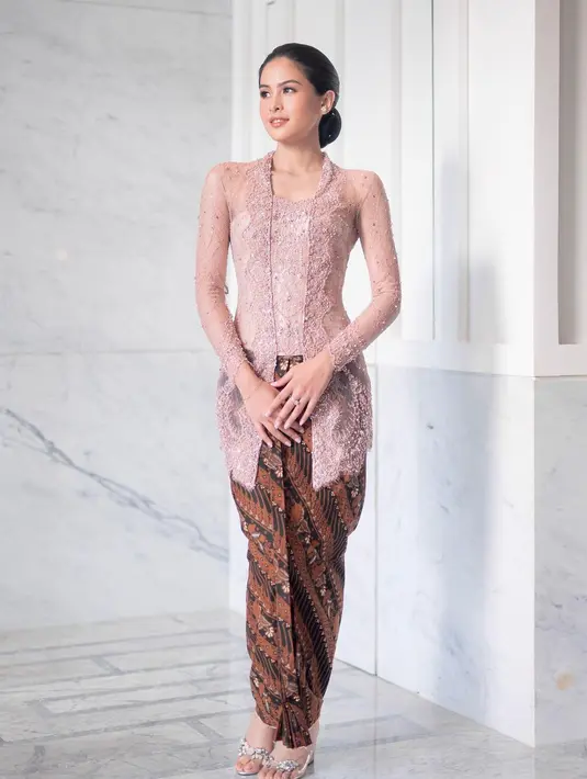 Penampilan ayu Maudy Ayunda berbalut kebaya kutubaru. Kebaya bernuansa merah muda yang lembut ini memiliki detail bordir dan payet yang menambah nuansa mewah, dipadu dengan kain batik sebagai rok. [Foto: Instagram/maudyayunda]