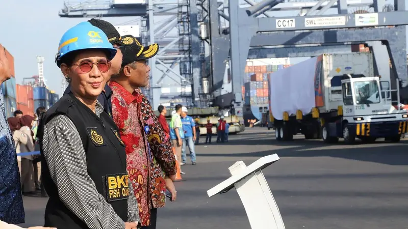 Menteri Kelautan dan Perikanan Susi Pudjiastuti didampingi Dirjen Bea dan Cukai Kementerian Keuangan Heru Pambudi, memimpin acara pelepasan Ekspor Raya di Pelabuhan Tanjung Priok, Jakarta pada Jumat (19/7/2019).