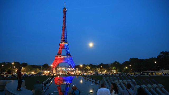 Jelang Final Liga Champions 2025/2026, Menara Eiffel Bermandi Cahaya Merah Biru
