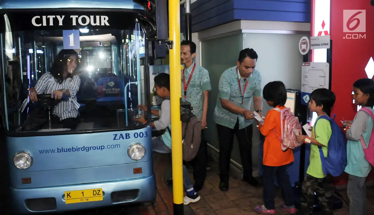 Direktur Marketing PT Blue Bird Tbk  saat mengemusi bus mini menyambut Hari Anak Nasional di Wahana KidZania Jakarta, Jumat (21/07). Blue Bird dan KidZania mengajak anak-anak berkebutuhan khusus bermain peran profesi. (Liputan6.com/Pool)