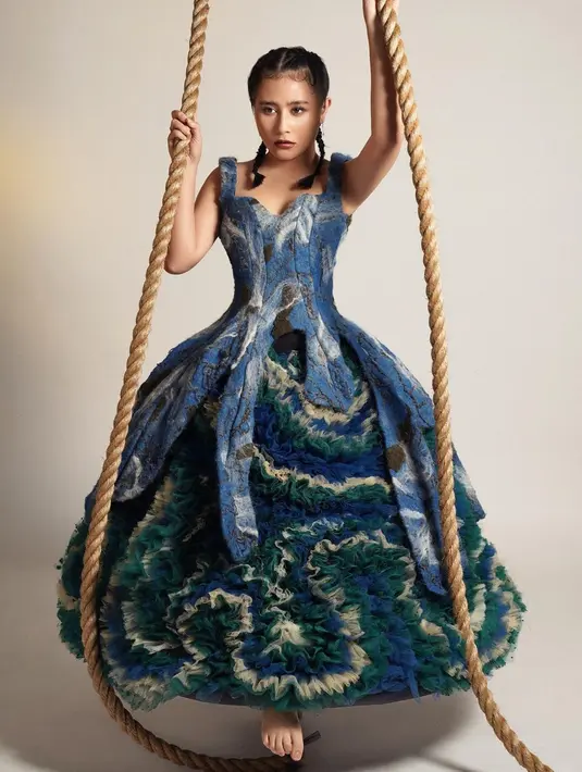 Selain disibukan dengan syuting, Prilly juga cukup sering menjalani pemotretan. Dalam sebuah pemotretan, wanita kelahiran 1996 ini tampak begitu memesona dengan gaun perpaduan warna biru dan hijau. Makeup bold yang digunakannya pun tampak menawan.(Liputan6.com/IG/@prillylatuconsina96)