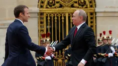 Presiden Prancis Emmanuel Macron menyambut kedatangan Presiden Rusia, Vladimir Putin di Istana Versailles, dekat Paris, Senin (29/5). Macron bertemu tatap muka untuk pertama kalinya dengan Vladimir Putin. (AP Photo/Alexander Zemlianichenko, pool)