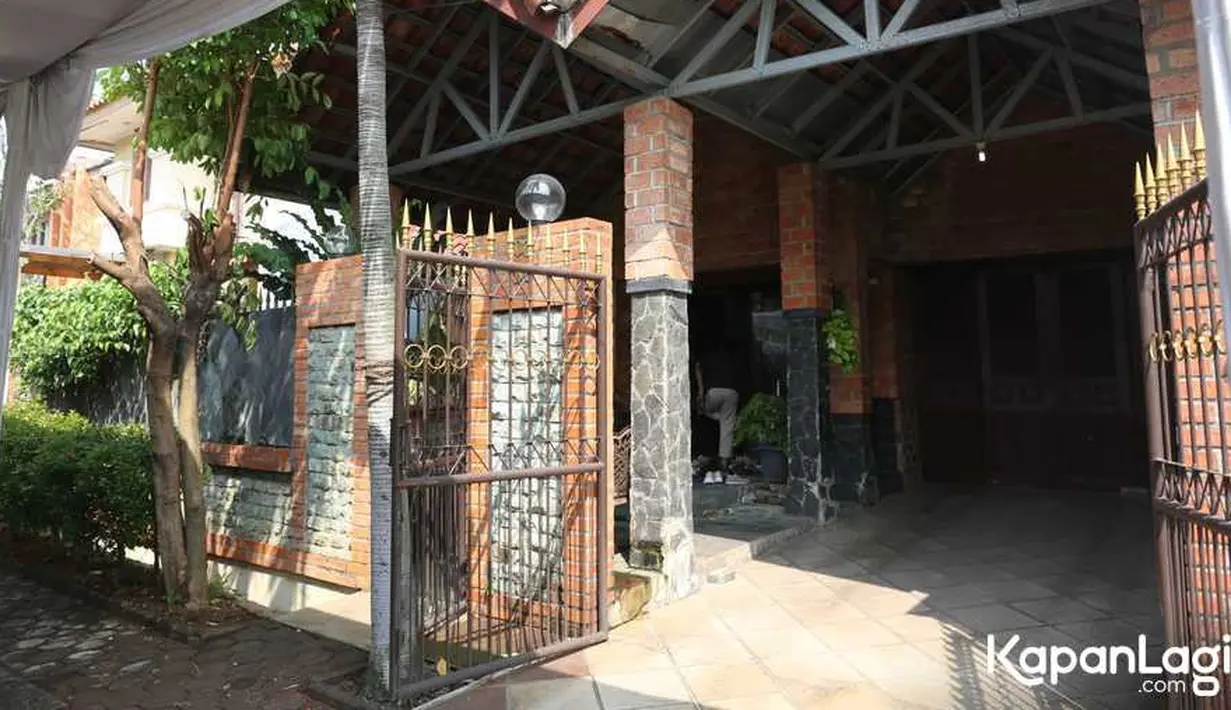 Jenazah almarhum disemayamkan di perumahan Raffles Hills, Cimanggis, Depok, Jawa Barat, Senin (22/5). Tempak di depan rumah dipasang tenda untuk para pelayat yang hadir.  
 [KapanLagi.com/Budy Santoso]