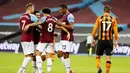 Para pemain West Ham United merayakan gol yang dicetak oleh Sebastien Haller ke gawang Hull City pada laga Piala Liga Inggris di Stadion London, Rabu (23/9/2020). West Ham menang dengan skor 5-1. (AP/Alastair Grant, Pool)