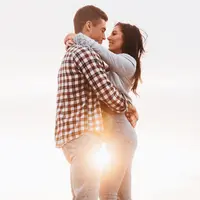 ilustrasi pasangan menikah/Photo by LOGAN WEAVER on Unsplash