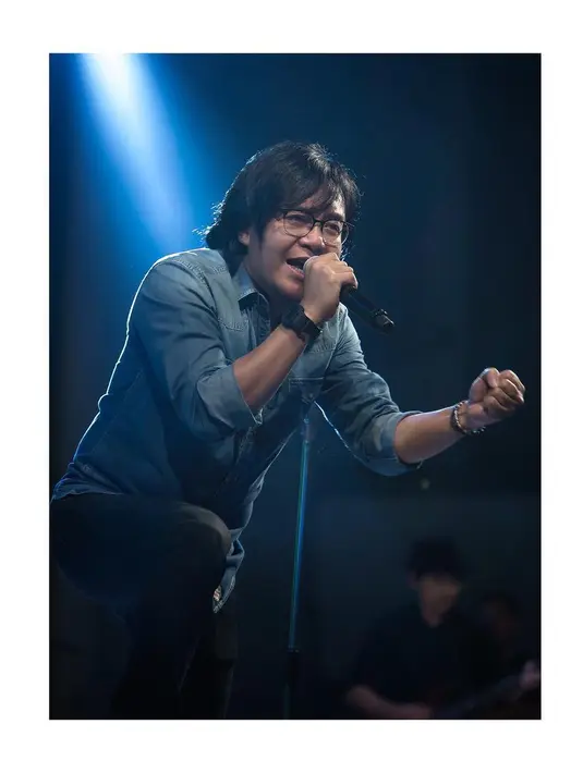 Ulang tahun ke-19 putri pertama dari pernikahannya dengan Vita Dessy Aura Rivanya Maharani itu mengingatkan kisah kelam dalam keluarga. Kelahiran buah hati itu saat Ari baru keluar dari Dewa 19. (Instagram/ari_lasso)