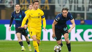 Begitu babak pertama dimulai, Inter Milan sudah tancap gas menggempur pertahanan Bodo/Glimt. Tampak dalam foto, pemain Inter Milan, Francesco Pio Esposito (kanan) berebut bola dengan Patrick Berg dari Bodo/Glimt selama pertandingan babak playoff Liga Champions 2025-2026 di stadion San Siro, Italia, Selasa 24 Februari 2026 waktu setempat atau Rabu (25/2/2026) dini hari WIB. (AP Photo/Luca Bruno)