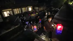 Pengunjung yang memegang lentera tradisional Korea berjalan-jalan selama Tur Cahaya Bulan di tengah pandemi virus corona COVID-19 di Istana Changdeokgung, Seoul, Korea Selatan, Kamis (13/5/2021). Istana Changdeok adalah istana Dinasti Joseon. (AP Photo/Ahn Young-joon)