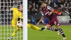 Gelandang West Ham United Lucas Paqueta (kanan) mencetak gol pembuka meelwati kiper Olympiacos, Alexandros Paschalakis dalam pekan ke-4 di ajang UEFA Europa League di London Stadium, Jumat (10/11/2023). (AP Photo/Kirsty Wigglesworth)