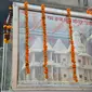 Seorang anggota umat Hindu Bajrang Dal memasang karangan bunga model kuil Ram saat prosesi memperingati 24 tahun pembongkaran Masjid Babri di Ayodhya, di Amritsar pada 6 Desember 2016. Kelompok garis keras Hindu menghancurkan Masjid Babri pada 6 Desember 1992 , mengklaim bahwa bangunan tersebut dibangun di lokasi kelahiran Dewa Ram dalam agama Hindu, sehingga memicu kerusuhan Hindu-Muslim di seluruh negeri.(Dok: NARINDER NANU / AFP)