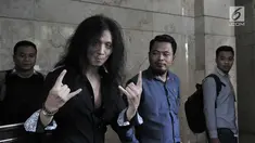 Musikus John Paul Ivan berpose saat difoto awak media ketika tiba di Bareskrim Polri, Jakarta, Selasa (22/5). Mantan gitaris Boomerang itu melaporkan pribuminews.co.id terkait berita bohong atau hoaks. (Merdeka.com/Iqbal S Nugroho)