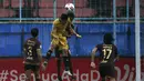 Pemain Bhayangkara Solo FC, Indra Kahfi (kedua kiri) berebut bola di udara dengan pemain PSM Makassar, Erwin Gutawa dalam pertandingan matchday ke-2 Babak Penyisihan Grup B Piala Menpora 2021 di Stadion Kanjuruhan, Malang, Sabtu (27/3/2021). Kedua tim bermain imbang 1-1. (Bola.com/Ikhwan Yanuar)
