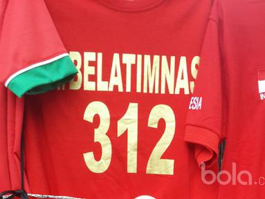 Kaos Bela Timnas siap untuk pembeli di areal Stadion Pakansari, Bogor, (03/11/2016). (bola.com/Nicklas Hanoatubun)