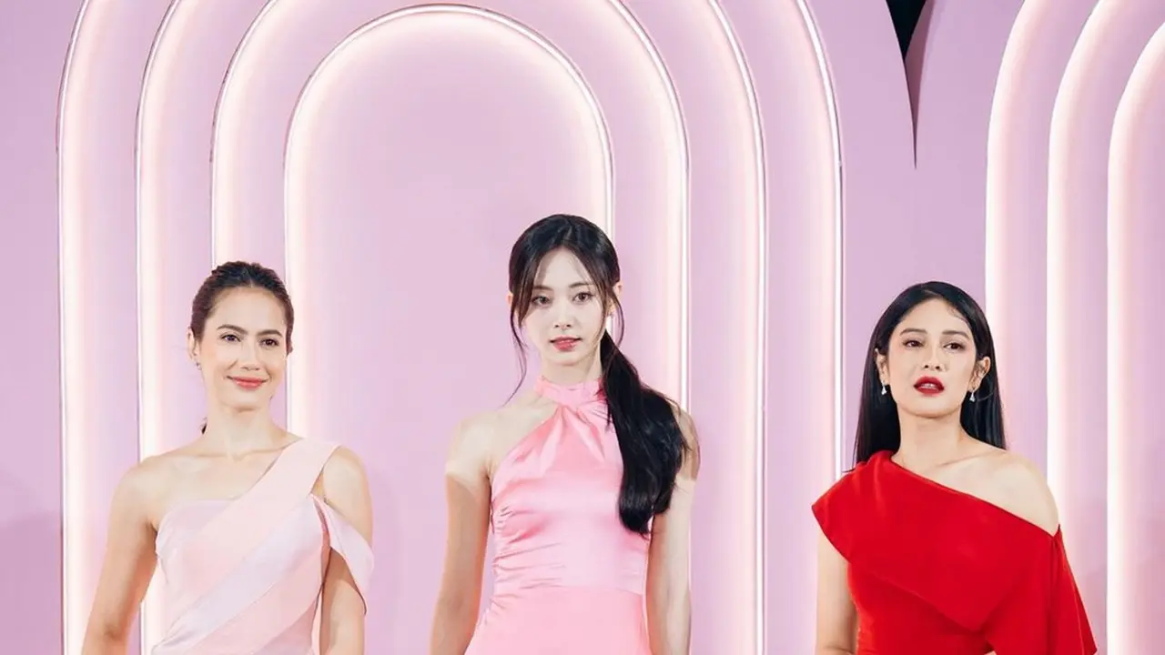 Potret Pevita Pearce Bareng Tzuyu TWICE, Tampil Fresh Bergaun Pink