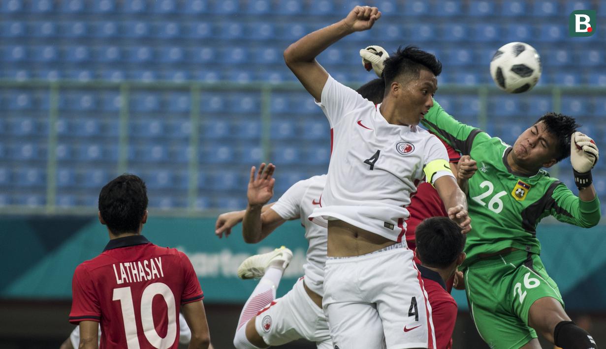 Kiper Laos, Paseuth Saymanolynh, menghalau sundulan bek Hongkong, Lau Hok Ming, pada laga Grup A Asian Games di Stadion Patriot, Jawa Barat, Jumat (10/8/2018). Hongkong menang 3-1 atas Laos. (Bola.com/Vitalis Yogi Trisna)
